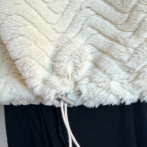Fuzzy Winter White Planet Gold Faux Fur Sweater Size Small - Picture 4 of 6